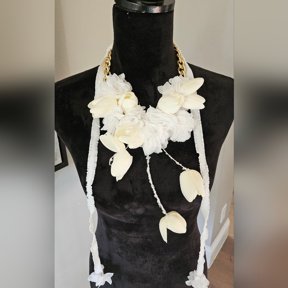Elegant White Floral Necklace